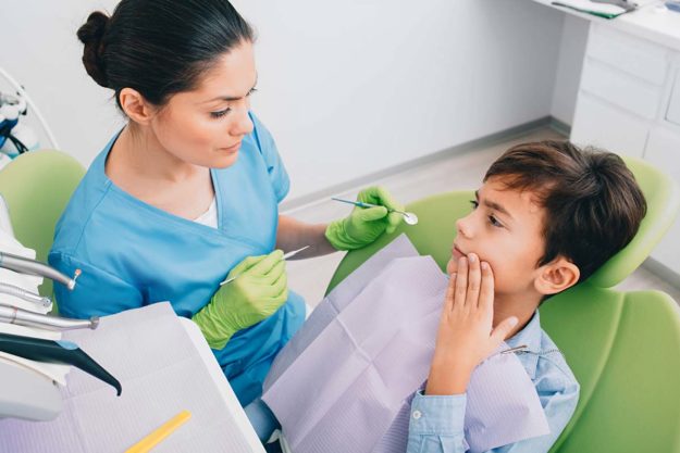 pediatric-dental-emergency child with pediatric dental emergency at dentist